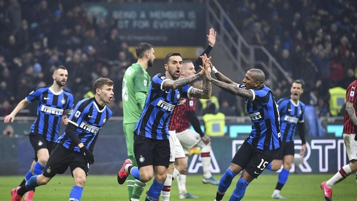 Inter Milans Matias Vecino celebrates after scoring his sides second goal during the Serie A soccer match between Inter Milan and AC Milan at the San Siro Stadium, in Milan, Italy, Sunday, Feb. 9, 2020. (Massimo Paolone/Lapresse via AP)