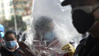 Tak Cuma Masker, Pria China Ini Menutup Kepalanya dengan Plastik