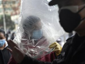 Tak Cuma Masker, Pria China Ini Menutup Kepalanya dengan Plastik