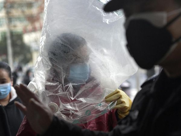 Tak Cuma Masker, Pria China Ini Menutup Kepalanya dengan Plastik