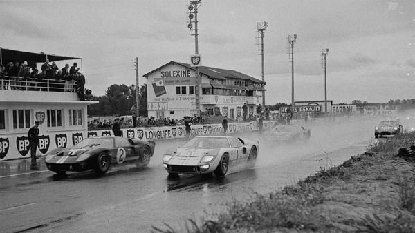 Ford V Ferrari, Ini Foto-foto Asli Persaingan Mereka di Le Mans 1966