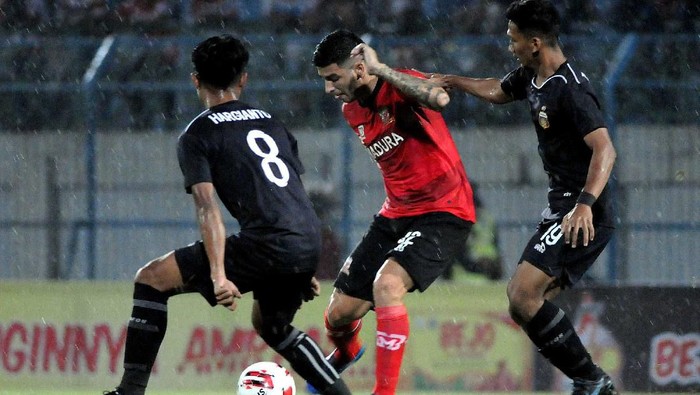 Pesepak bola Madura United (MU) FC Brian Ferreira (tengah) dihadang pesepak bola Bhayangkara FC Hargianto (kiri) dan TM Ichsan (kanan) dalam laga Piala Gubernur di Stadion Gelora Bangkalan (SGB) Bangkalan, Jawa Timur, Senin (10/2/2020). ANTARAFOTO/Saiful Bahri/foc.