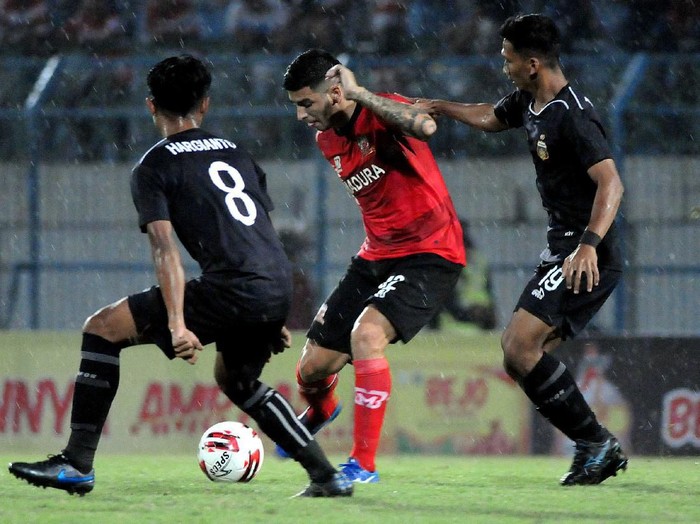 Pesepak bola Madura United (MU) FC Brian Ferreira (tengah) dihadang pesepak bola Bhayangkara FC Hargianto (kiri) dan TM Ichsan (kanan) dalam laga Piala Gubernur di Stadion Gelora Bangkalan (SGB) Bangkalan, Jawa Timur, Senin (10/2/2020). ANTARAFOTO/Saiful Bahri/foc.