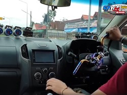 Bahaya Banget! Nyetir Mobil Pakai Setang Motor