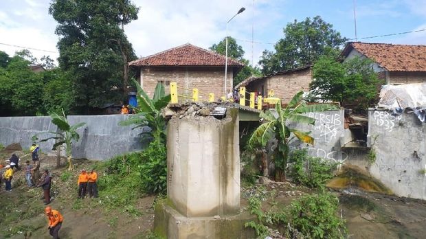 Diterjang Banjir, Jembatan Sungai Kalijaga di Cirebon Ambruk
