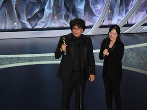 Sharon Choi, Penerjemah Bong Joon Ho yang Juga Seorang Sutradara Sharon Choi, Penerjemah Bong Joon Ho yang Juga Seorang Sutradara
