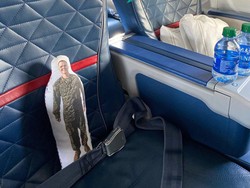 Sempat Ketinggalan di Pesawat, Gadis Kecil Ketemu Lagi Boneka Ayahnya