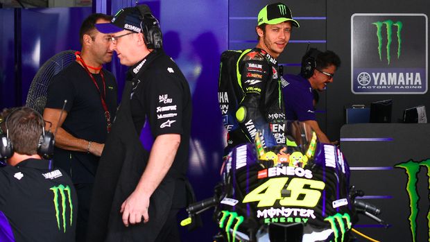 Monster Energy Yamaha's Italian rider Valentino Rossi (2nd R) walks inside his team garage during the first day of the pre-season MotoGP winter test at the Sepang International Circuit in Sepang on February 7, 2020.Mohd RASFAN / AFP