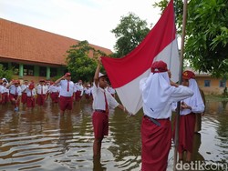 Pelajar SD di Sidoarjo Ini Tetap Sekolah Meski Dua Minggu Terendam Banjir