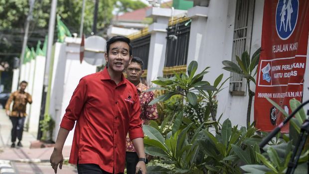 Bakal Calon Wali Kota Solo, Gibran Rakabuming Raka tiba di Kantor DPP PDI-P, Menteng, Jakarta, Senin (10/2/2020). Gibran datang untuk menjalani fit and proper test atau uji kelayakan dan kepatutan sebelum maju menjadi calon Wali kota pada Pilkada Solo 2020. ANTARA FOTO/Galih Pradipta/ama.