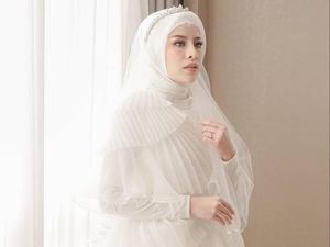 Inspirasi Pernikahan Serba Putih dan Adat Palembang ala Aghnia Punjabi Inspirasi Pernikahan Serba Putih dan Adat Palembang ala Aghnia Punjabi