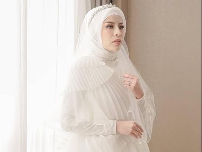 Inspirasi Pernikahan Serba Putih dan Adat Palembang ala Aghnia Punjabi