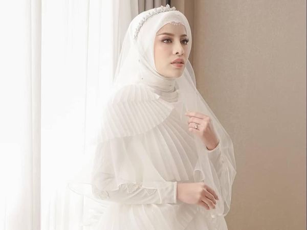 Inspirasi Pernikahan Serba Putih dan Adat Palembang ala Aghnia Punjabi