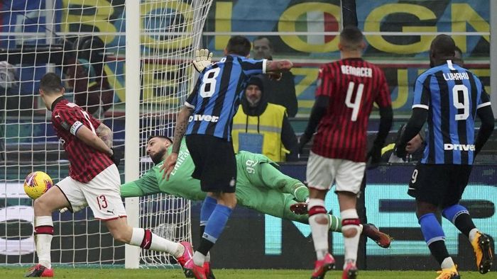 Inter Milan Vs AC Milan Inter Milans Romelo Lukaku, right, scores his sides opening goal past AC Milan goalie Gianluigi Donnarumma during the Serie A soccer match between Inter Milan and AC Milan at the San Siro Stadium, in Milan, Italy, Sunday, Feb. 9, 2020. (Spada/Lapresse via AP)