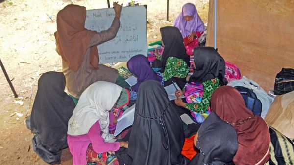 Bangunan Sekolah Rusak, Siswa Lebak Belajar di Tenda