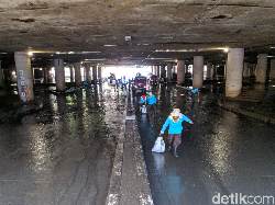 Hilangkan Lumpur Sisa Banjir, Petugas PPK Semprot Underpass Kemayoran