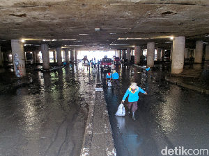 Hilangkan Lumpur Sisa Banjir, Petugas PPK Semprot Underpass Kemayoran Hilangkan Lumpur Sisa Banjir, Petugas PPK Semprot Underpass Kemayoran