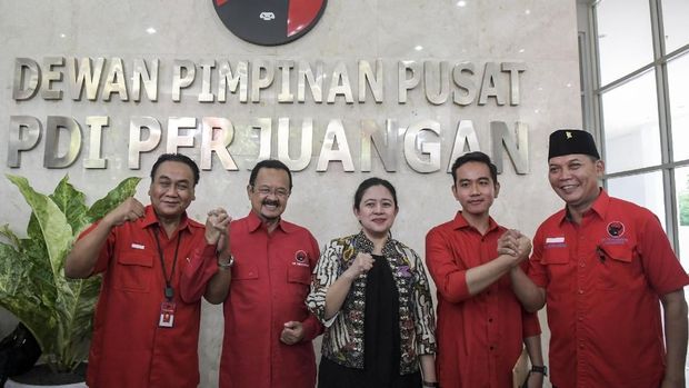 Ketua Bidang Pemerintahan, Pertahanan dan Keamanan PDI Perjuangan Puan Maharani (tengah) bersama Ketua bidang Pemenangan Pemilu Bambang Wuryanto (kiri) dan bakal calon Wali Kota Solo Gibran Rakabuming Raka (kedua kanan) serta pasangan bakal calon Wali Kota Solo Achmad Purnomo (kedua kiri) dan Teguh Prakosa (kanan) berpose usai uji kelayakan dan kepatutan penjaringan calon Wali Kota Solo di Kantor DPP PDI Perjuangan, Menteng, Jakarta, Senin (10/2/2020). Dewan Pimpinan Pusat PDI Perjuangan menggelar uji kelayakan dan kepatutan terhadap Gibran Rakabuming Raka dan pasangan Achmad Purnomo-Teguh Prakosa sebagai bakal calon Wali Kota Solo pada Pilkada Solo tahun 2020. ANTARA FOTO/Galih Pradipta/wsj. *** Local Caption *** Achmad Purnomo-