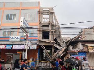 Bangunan Ruko 3 Lantai di Matraman Roboh
