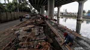 Cegah Banjir, Proyek Tanggul Kali Ancol Terus Dikebut