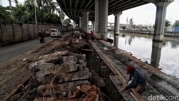 Cegah Banjir, Proyek Tanggul Kali Ancol Terus Dikebut