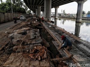 Cegah Banjir, Proyek Tanggul Kali Ancol Terus Dikebut Cegah Banjir, Proyek Tanggul Kali Ancol Terus Dikebut