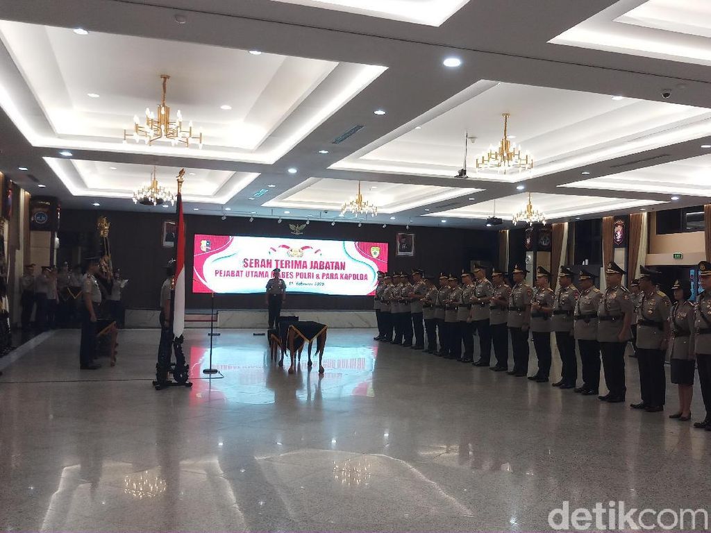 Kapolri Pimpin Sertijab 8 Kapolda dari Sulut hingga Aceh Kapolri Pimpin Sertijab 8 Kapolda dari Sulut hingga Aceh
