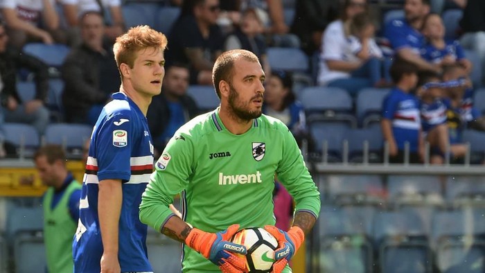 GENOA, GE - APRIL 29:  Emiliano Viviano goalkeeper and Joachim Andersen of Sampdoria during the serie A match between UC Sampdoria and Cagliari Calcio at Stadio Luigi Ferraris on April 29, 2018 in Genoa, Italy.  (Photo by Paolo Rattini/Getty Images)