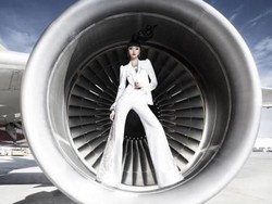 Melihat Lenggak-lenggok Model di Mesin Jet Pesawat