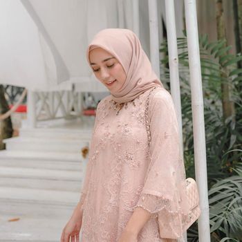 Mega Iskanti pakai loose kebaya brokat