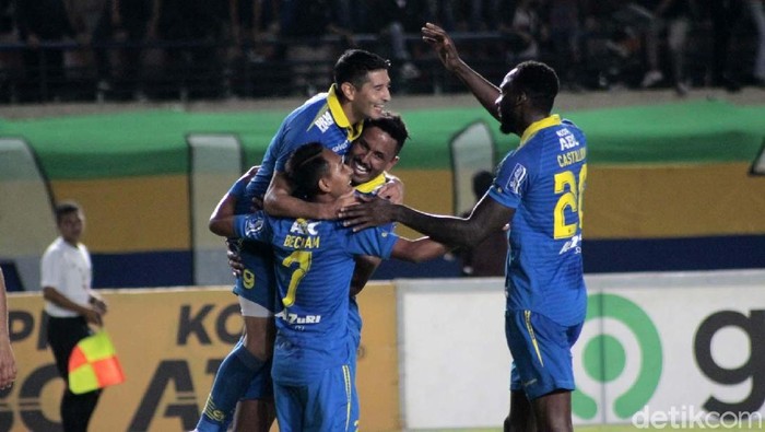 Persib Bandung menang 2-1 atas Barito Putera di laga uji coba. Dua gol kemenangan Maung Bandung dilesakkan Esteban Vizcarra.