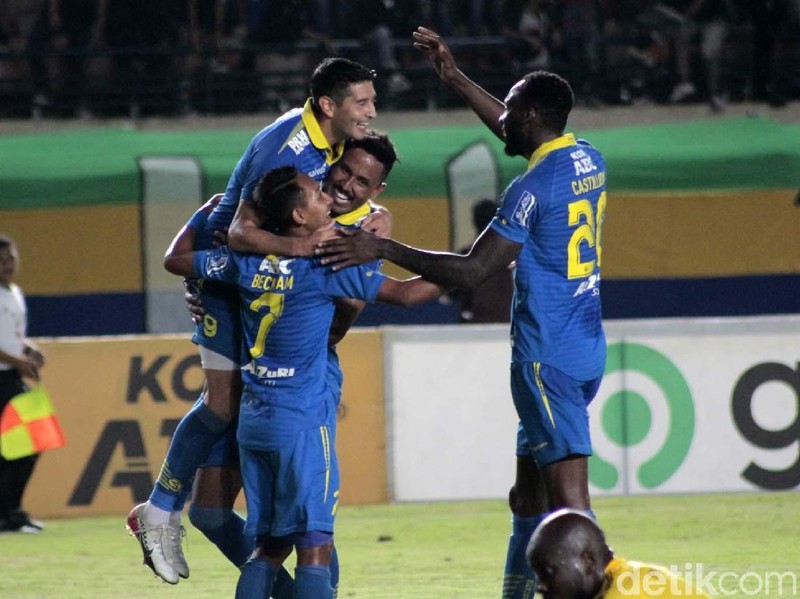 Persib Bandung menang 2-1 atas Barito Putera di laga uji coba. Dua gol kemenangan Maung Bandung dilesakkan Esteban Vizcarra.