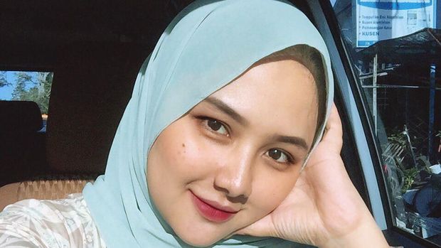 Una Maulina, calon istri Sahrul Gunawan yang 19 tahun lebih muda