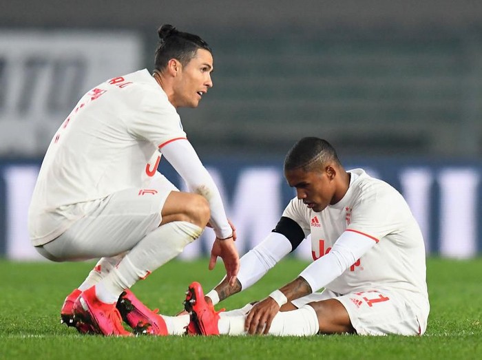 VERONA, ITALY - FEBRUARY 08: Cristiano Ronaldo of Juventus and  Douglas Costa of Juventus during the Serie A match between Hellas Verona and  Juventus at Stadio Marcantonio Bentegodi on February 8, 2020 in Verona, Italy.  (Photo by Alessandro Sabattini/Getty Images)