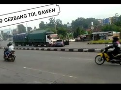 Bak Film Action, Truk Gandeng Tabrak-Seret Mobil di Exit Tol Bawen