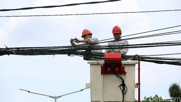 Kabel Semrawut di Kuningan Dirapikan