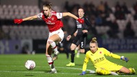 Vivianne Miedema punya postur tubuh tinggi yang membuatnya jago duel bola-bola atas dan tendangannya keras (Getty Images)