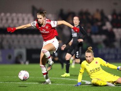 Vivianne Miedema punya postur tubuh tinggi yang membuatnya jago duel bola-bola atas dan tendangannya keras (Getty Images)