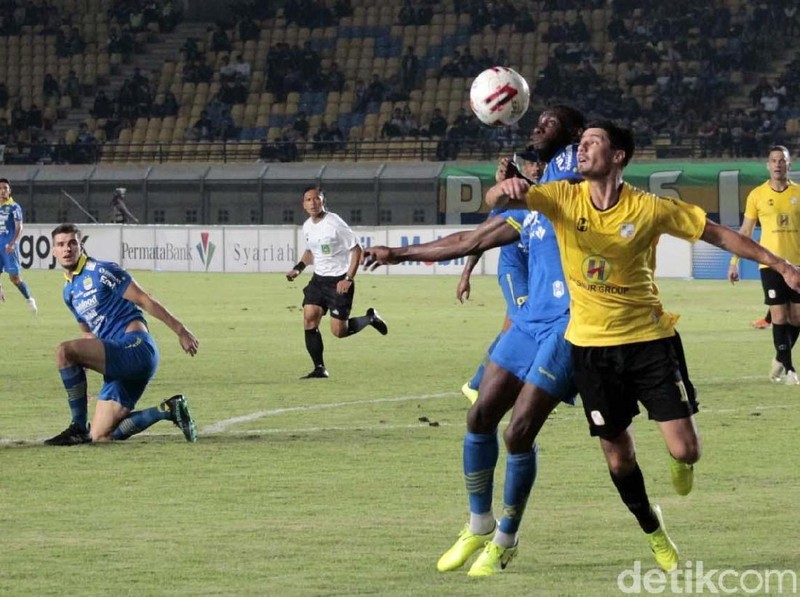 Persib Bandung menang 2-1 atas Barito Putera di laga uji coba. Dua gol kemenangan Maung Bandung dilesakkan Esteban Vizcarra.