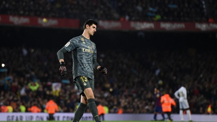 BARCELONA, SPAIN - DECEMBER 18:  Thibaut Courtois of Real Madrid kicks a yellow football off the field during the Liga match between FC Barcelona and Real Madrid CF at Camp Nou on December 18, 2019 in Barcelona, Spain. (Photo by Alex Caparros/Getty Images)