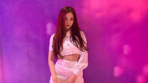 6 Gaya Seksi Jisoo Blackpink Pamer Perut Rata Pakai Crop Top