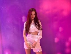 6 Gaya Seksi Jisoo Blackpink Pamer Perut Rata Pakai Crop Top