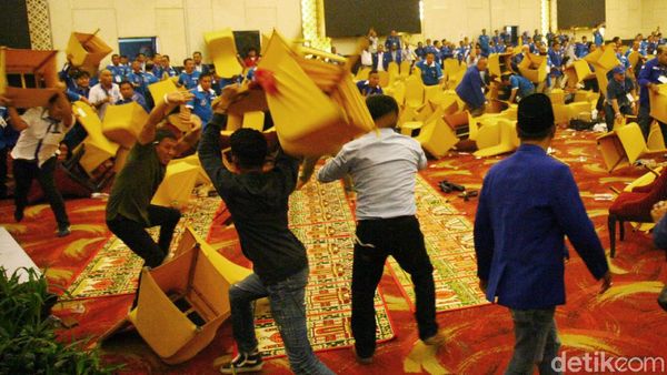 Foto-foto Perang Kursi di Kongres PAN