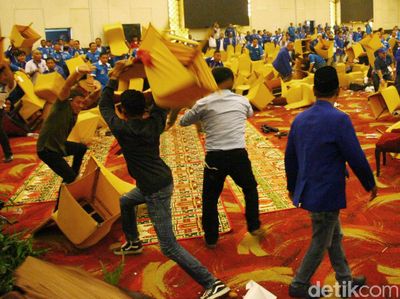 Foto-foto Perang Kursi di Kongres PAN