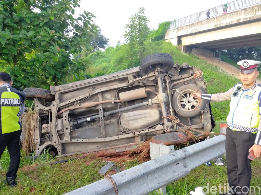 Video Mobil Menyeberang Jalur dan Masuk Parit di Tol Cipali Video Mobil Menyeberang Jalur dan Masuk Parit di Tol Cipali