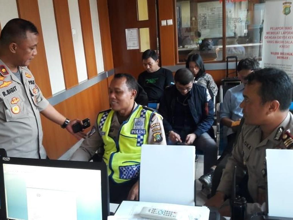 Tak Terima Ditilang, Pria di Bekasi Rampas HP Polisi Lalu Ditangkap Tak Terima Ditilang, Pria di Bekasi Rampas HP Polisi Lalu Ditangkap