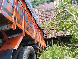 Truk Terjang Rumah Warga di Ciamis