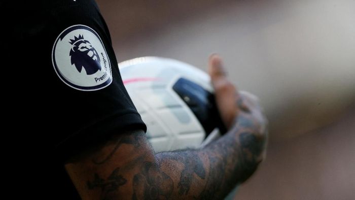 Logo Premier League LONDON, ENGLAND - OCTOBER 19: General View of DeAndre Yedlin of Newcastle Uniteds tattoos and the Premier League Logo during the Premier League match between Chelsea FC and Newcastle United at Stamford Bridge on October 19, 2019 in London, United Kingdom. (Photo by Paul Harding/Getty Images)