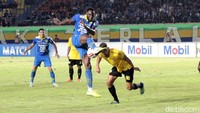 Sama-sama menciptakan peluang, kedua tim sempat kesulitan menghadirkan gol.