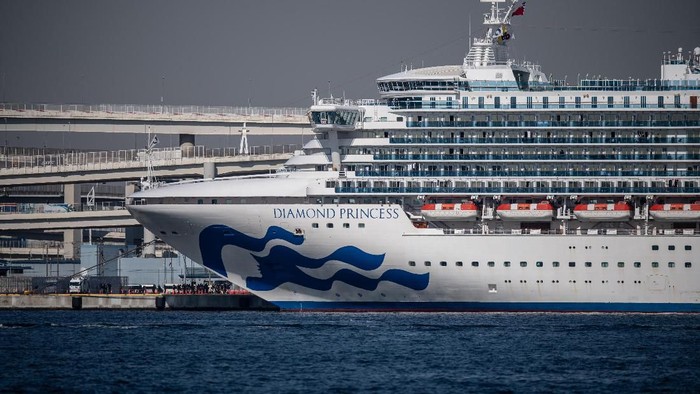 Ribuan penumpang dan kru kapal pesiar Diamond Princess masih dikarantina. Hal itu dilakukan usai bertambahnya puluhan orang yang dinyatakan positif virus corona